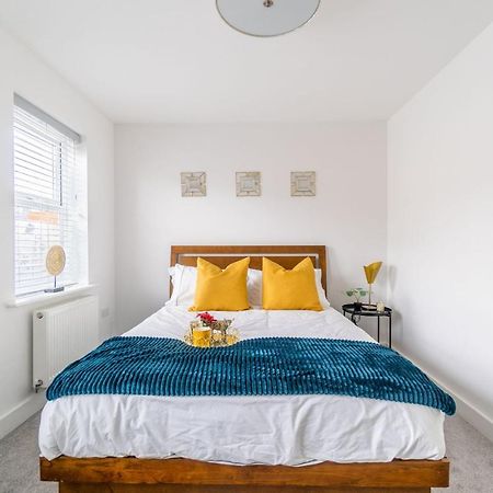 Stylish 4 Bed Family Home At Madejski, Reading University Экстерьер фото