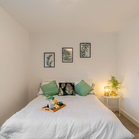 Stylish 4 Bed Family Home At Madejski, Reading University Экстерьер фото